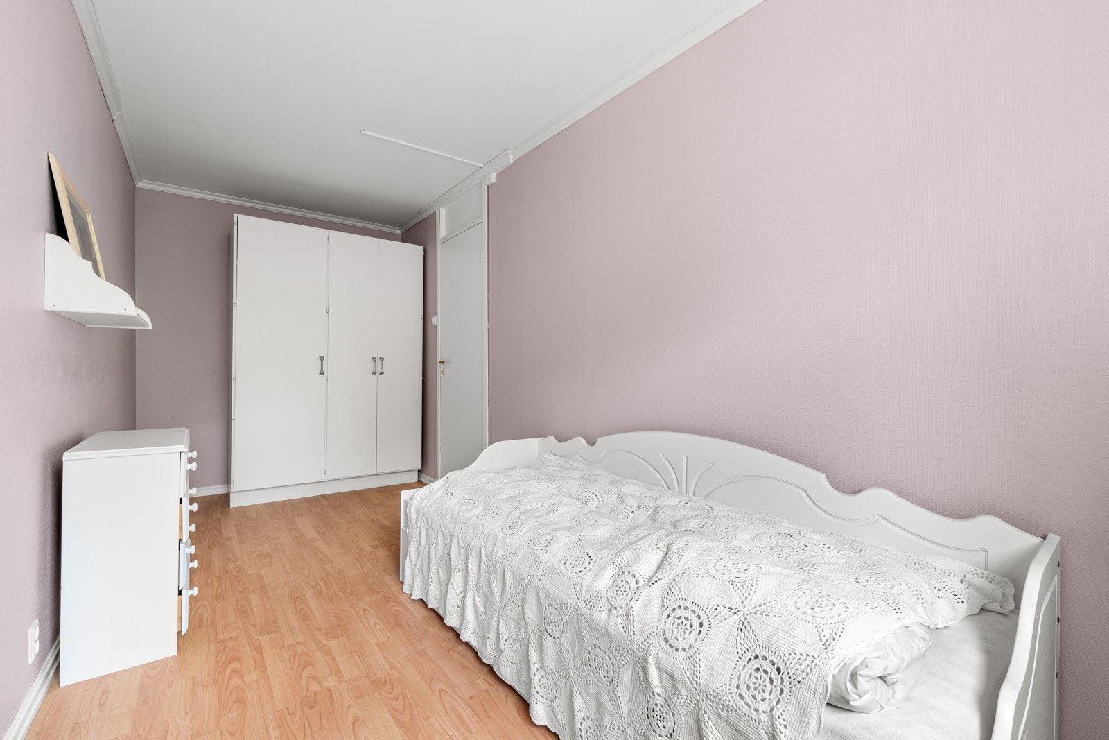 Ytterligere lagringsplass i gangen rett utenfor, samt i disponibel kjellerbod. Galleribilde