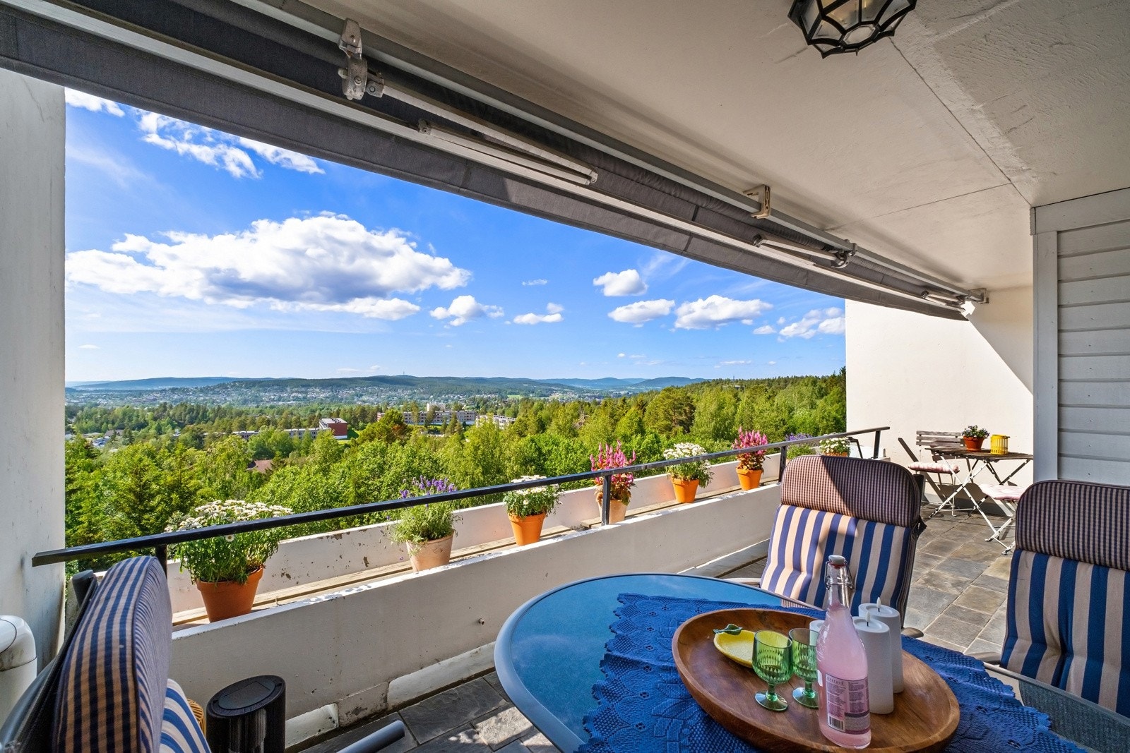 Borettslaget har besluttet å totalrenovere alle terrasser med blant annet glassrekkverk og nye fliser, samt fjerning av balkongkasser. Galleribilde