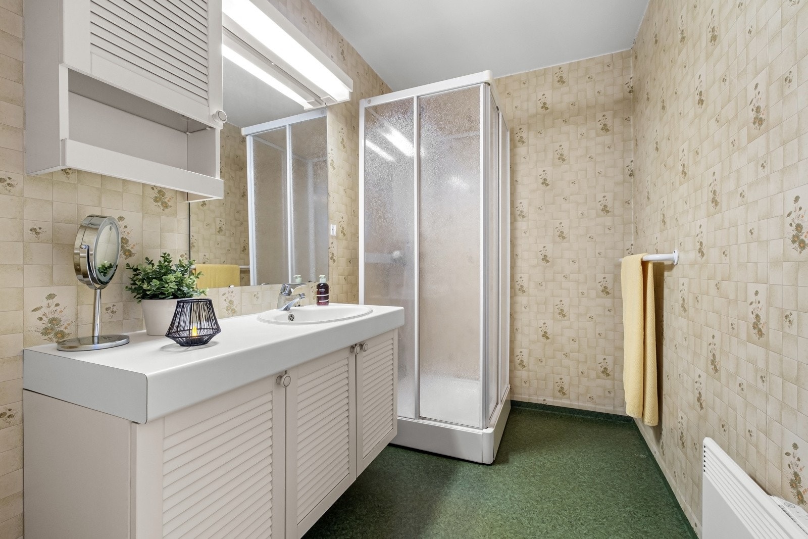 Badet er hovedsakelig fra byggeår og har behov for oppussing. Galleribilde
