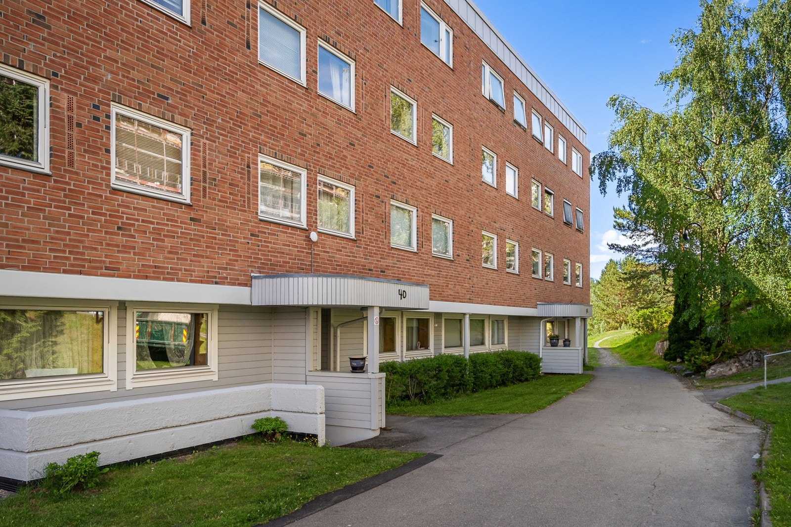 Fellesarealene er pent opparbeidet med asfalterte internveier. Galleribilde