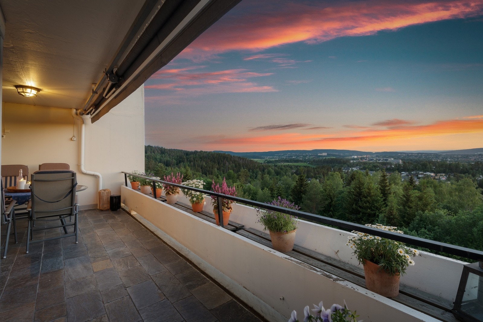 Frodig utsikt, sol helt til solnedgang og helt fri for innsyn i front. Galleribilde