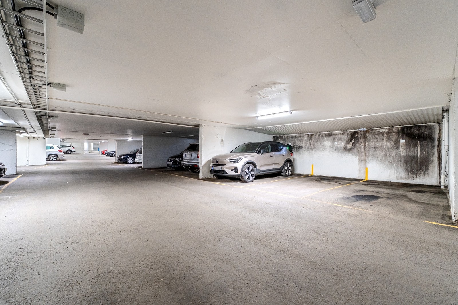 Det medfølger egen parkeringsplass i felles garasjeanlegg med mulighet for å etablere ladepunkt. Ellers gode parkeringsmuligheter for besøkende med flere gjesteplasser ute. Galleribilde