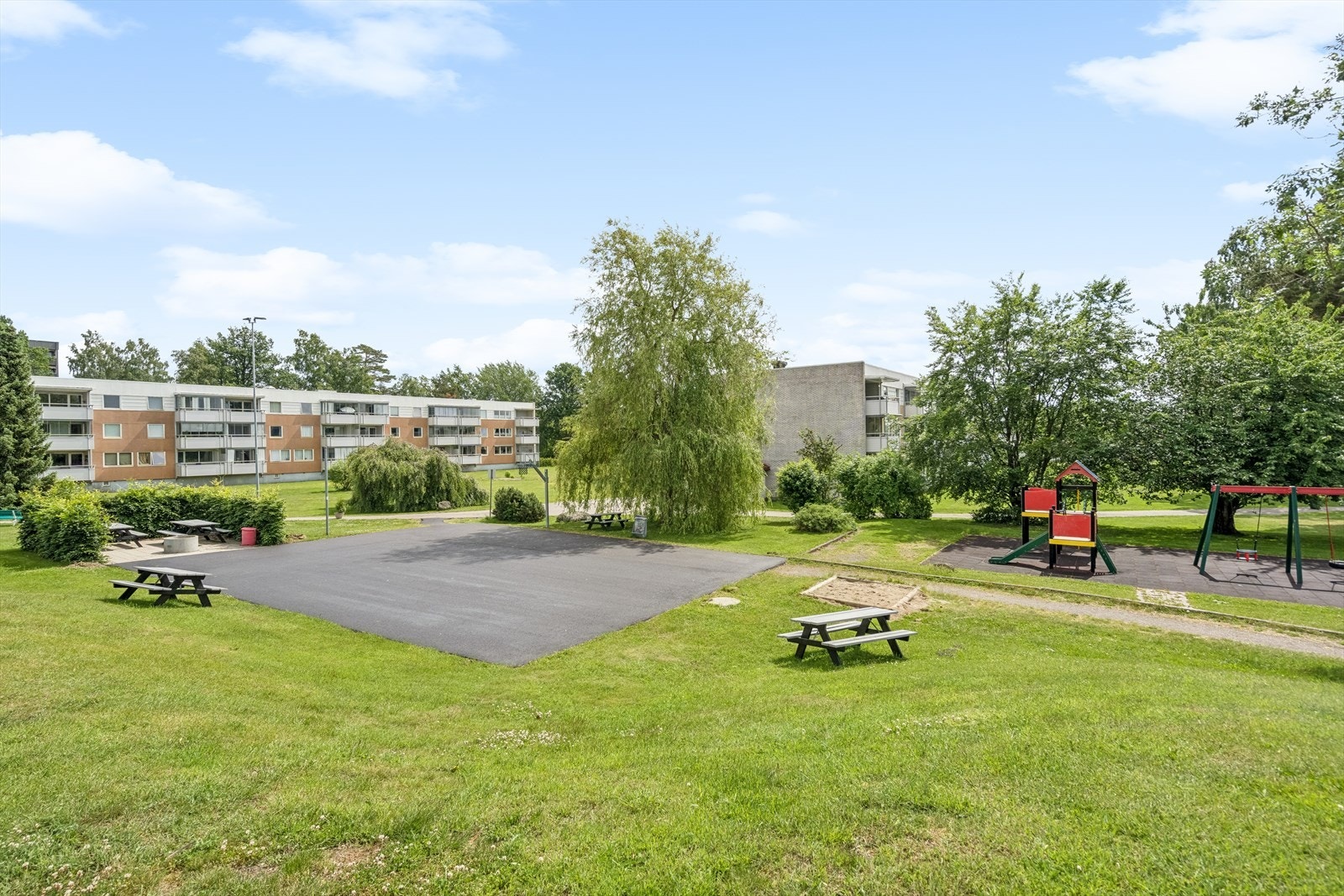 Borettslaget har store og fine grøntarealer / fellesareal på tunet. Leiligheten har trolig den beste internbeliggenheten, med tilbaketrukket plassering. Galleribilde