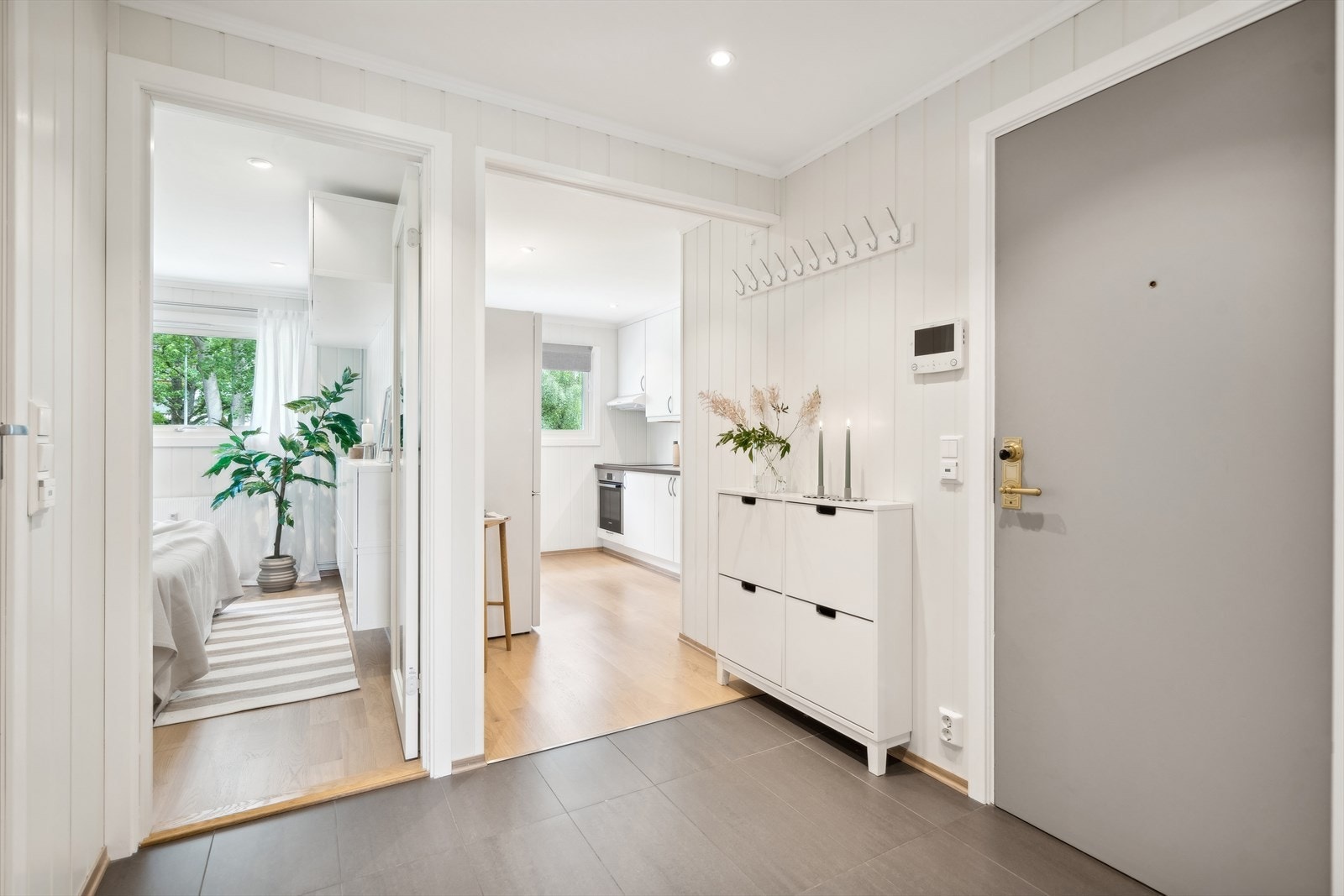 Gangen har plass til entrémøblement og knagger for yttertøy og sko. Galleribilde