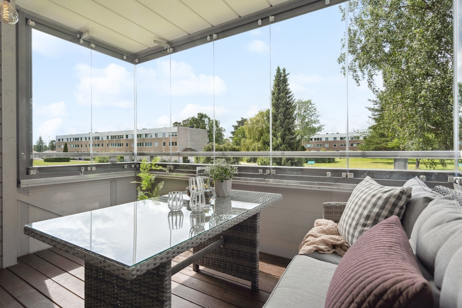 Glass på balkongen kan lukkes helt opp og slippe solen inn dersom man ønsker det. Galleribilde