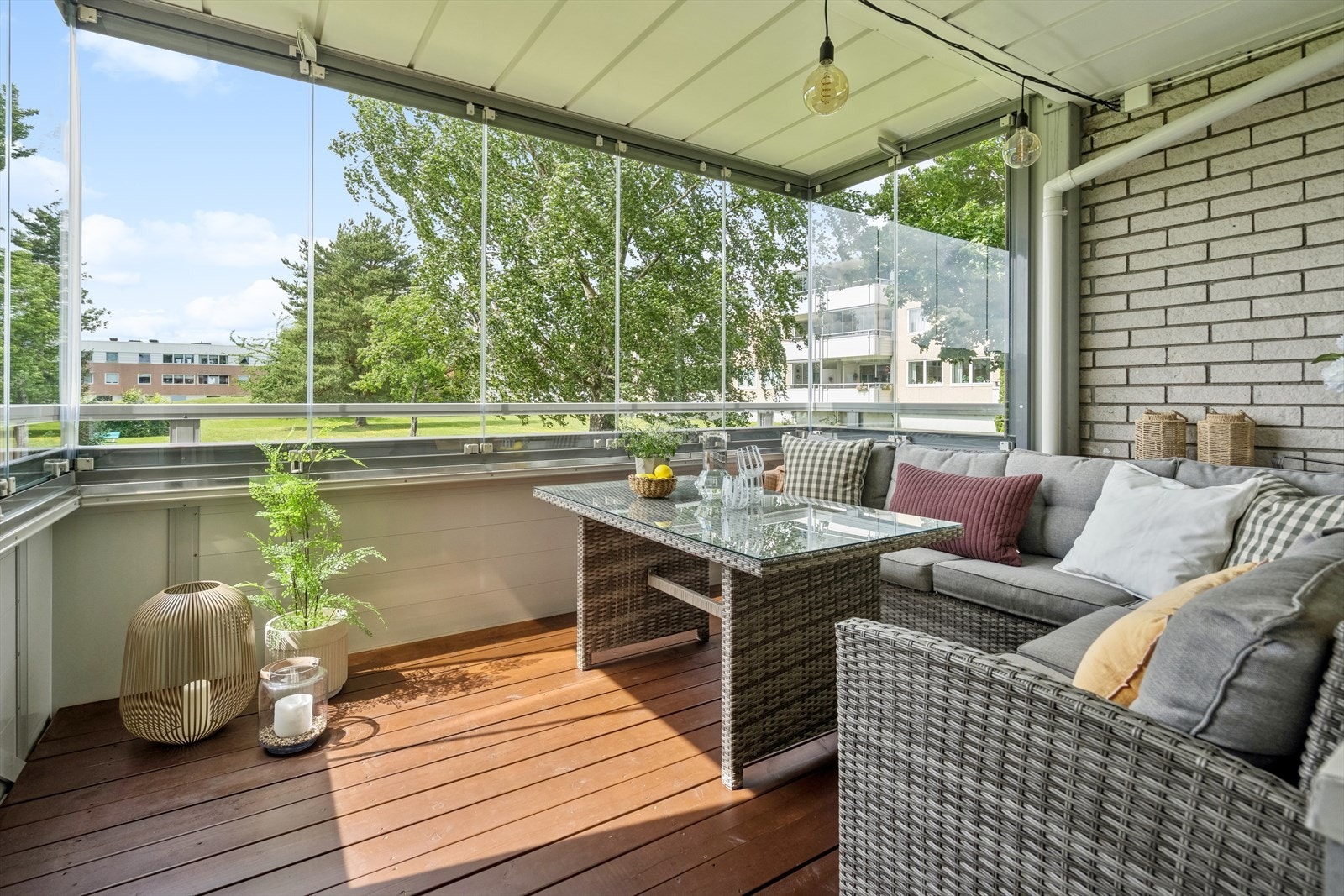 Fra stuen er det utgang til herlig, innglasset balkong. Galleribilde