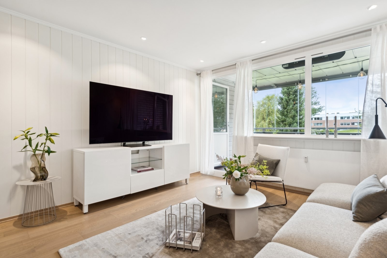 Leiligheten har pent parkettgulv og malte panelplater i alle rom. Det er utstrakt bruk av downlights i himling. Galleribilde