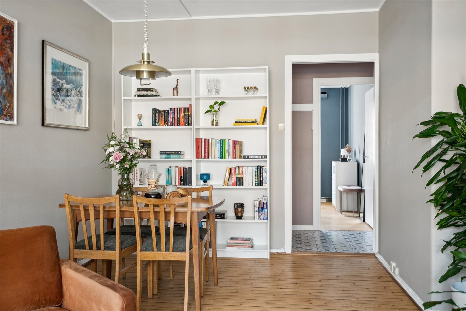 Her har du gode muligheter til å ha en hyggelig spisegruppe, som kan slås ut perfekt for sosiale sammenkomster. Galleribilde