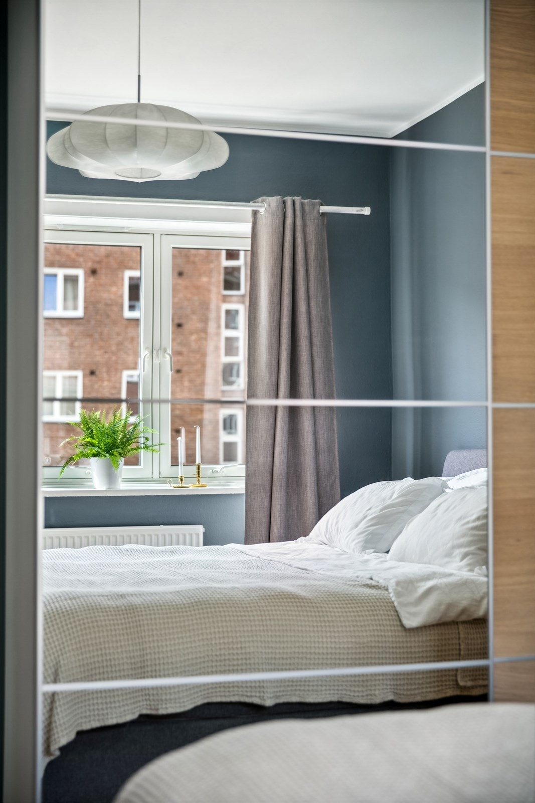 Soverommet vender inn mot rolig bakgård. Galleribilde