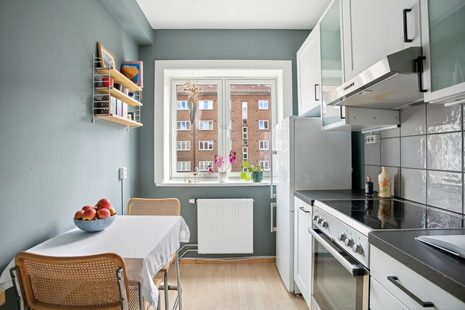 Kjøkkeninnredning med folierte fronter og laminat
benkeplate. Galleribilde