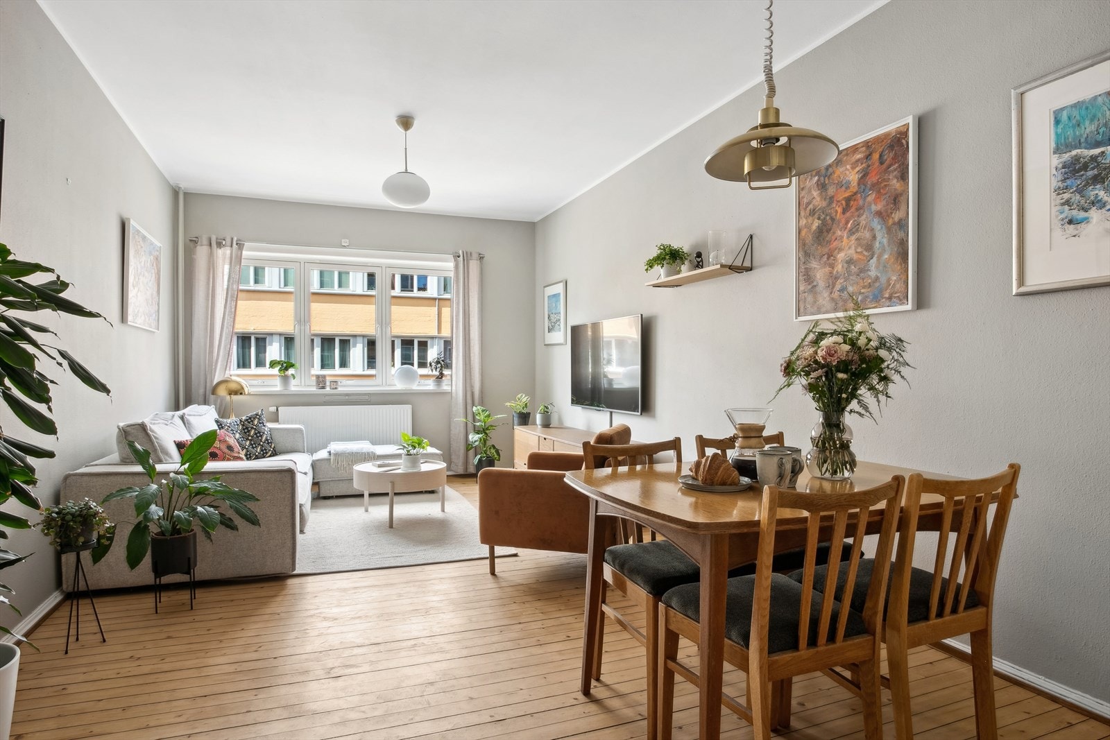 Her har du en god løsning med stue og spisestue som inviterer til sosialt samvær. Galleribilde