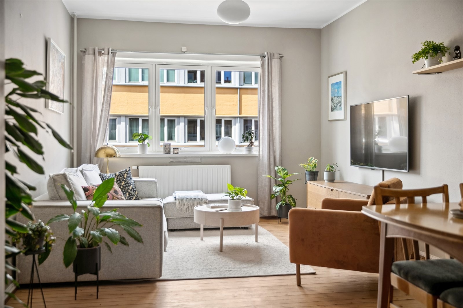 Nye vinduer fra 2018 i hele leiligheten. Galleribilde