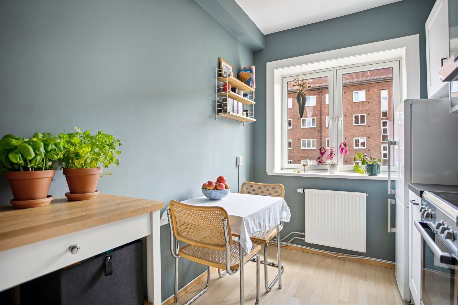 Koselig plass til å nyte morgenkaffen med utsikt over den flotte bakgården. Galleribilde