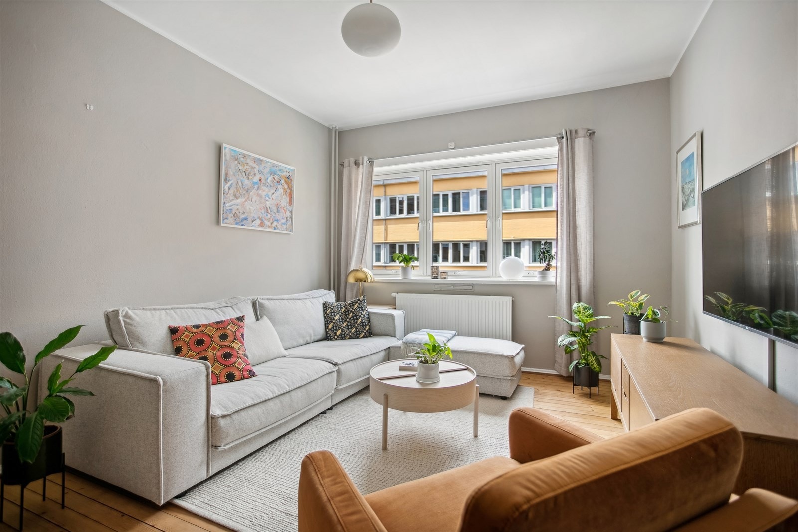 Velkommen inn! Dette er en romslig leilighet på 54 kvm som er proppfull av sjarm og god atmosfære. Her er det lett å like seg. Galleribilde