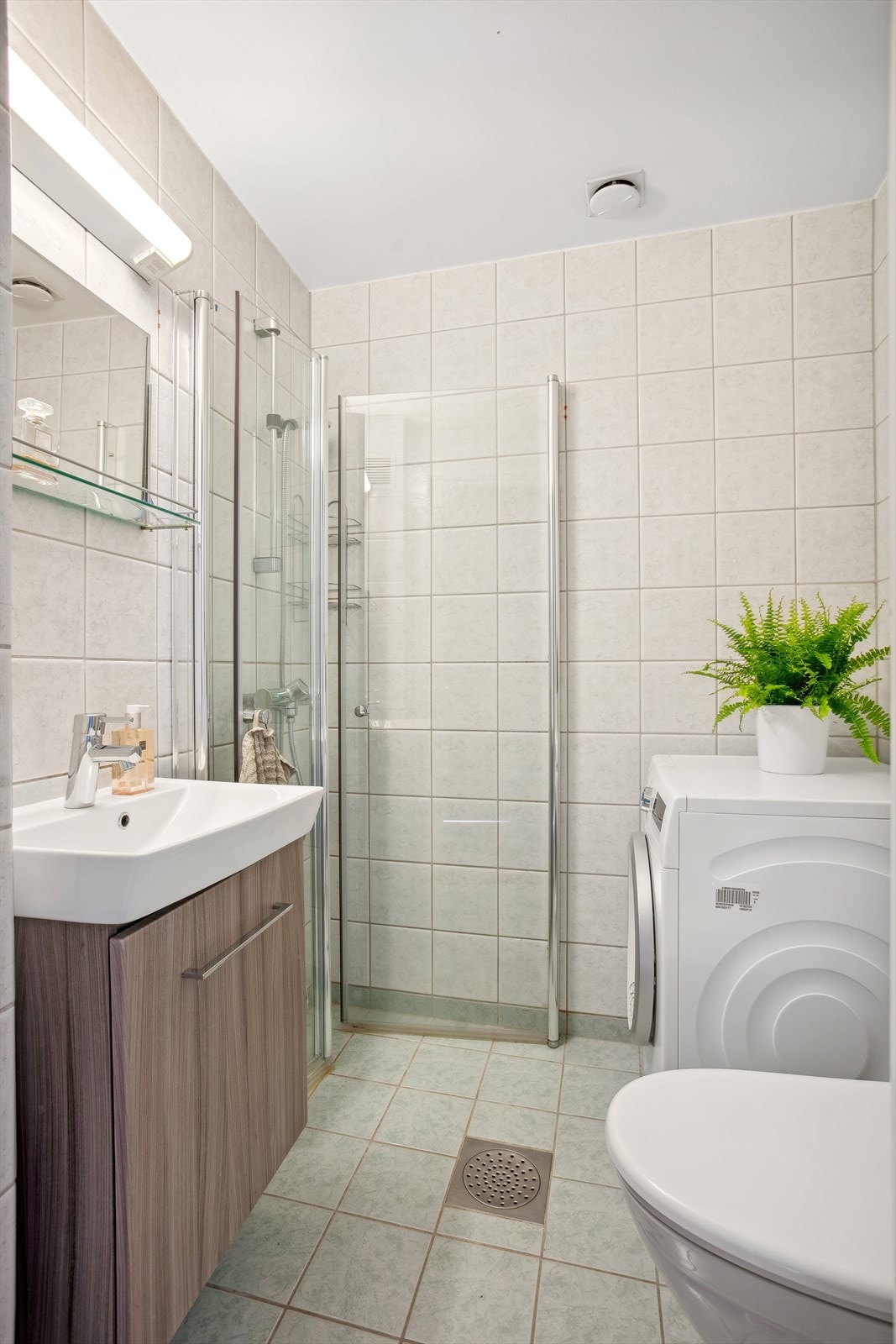 Badet ble modernisert i regi av borettslaget i 2001 med fullstendig utskiftning av alle vann- og avløpsrør, membran og sluk. Galleribilde