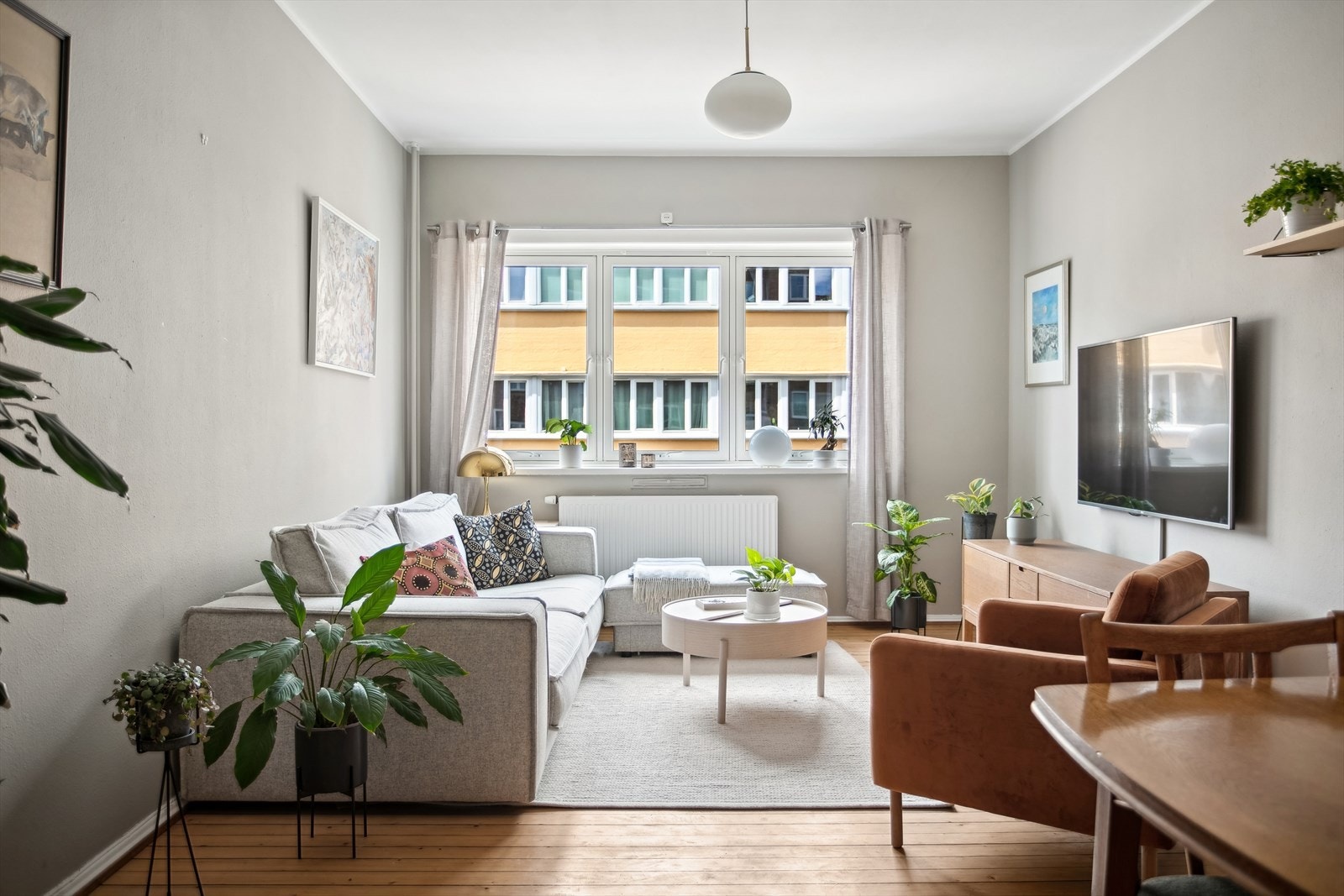 Når strømprisene stiger er det godt å vite at oppvarming av boligen er inkludert i felleskostnadene. For øvrig er felleskostnadene kun 4 306,- Galleribilde