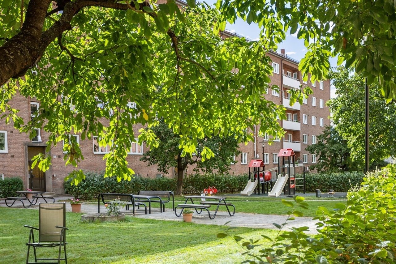 Her vil du finne tønnegrill til fri benyttelse samt koselig pergola, sittegrupper og frodige gressplener som inviterer deg og dine til å nyte koselige sammenkomster. Galleribilde