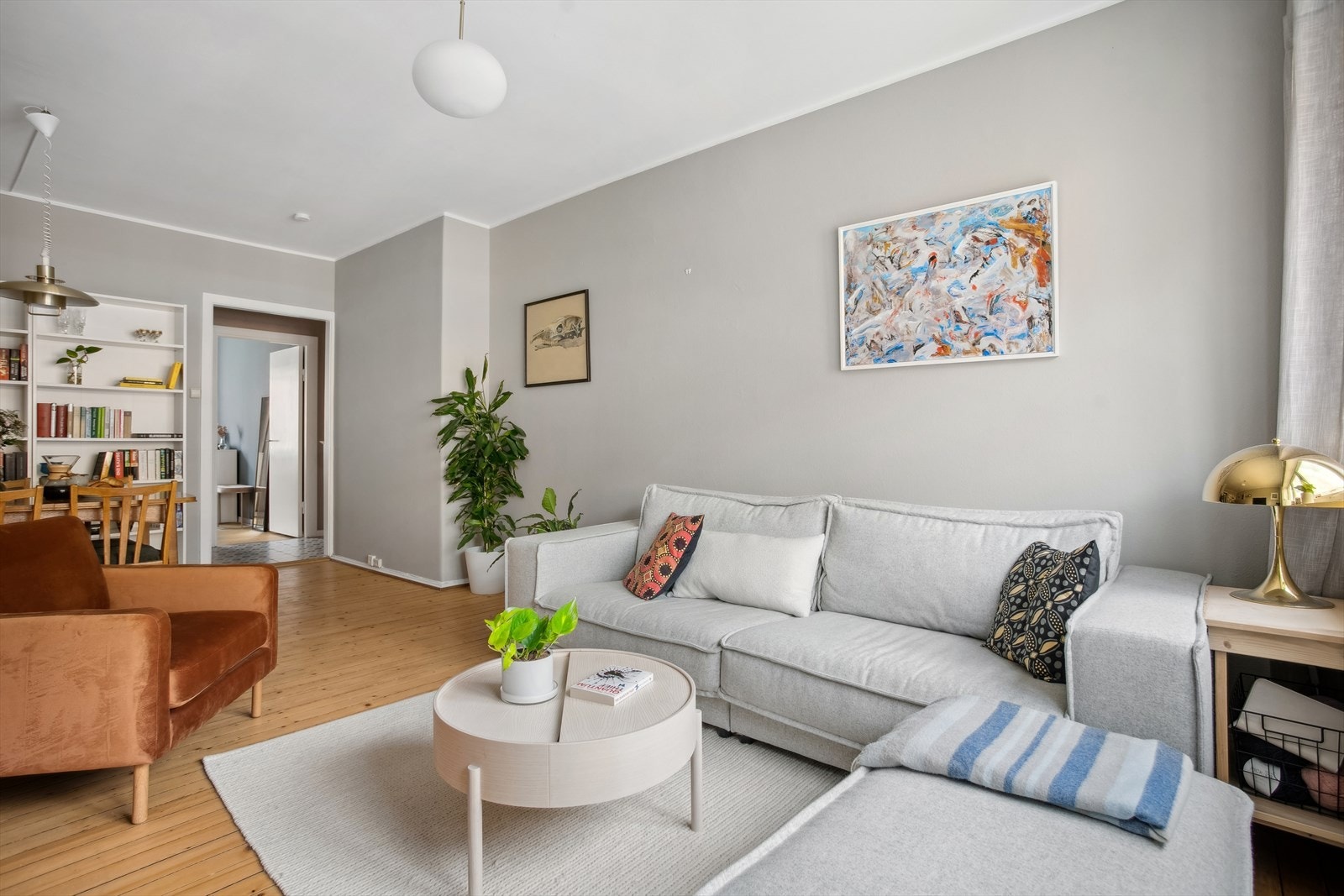 Leiligheten har lysinnslipp fra to sider som sørger for rikelig med naturlig sollys. Det er essensielt for å skape en god romfølelse. Galleribilde