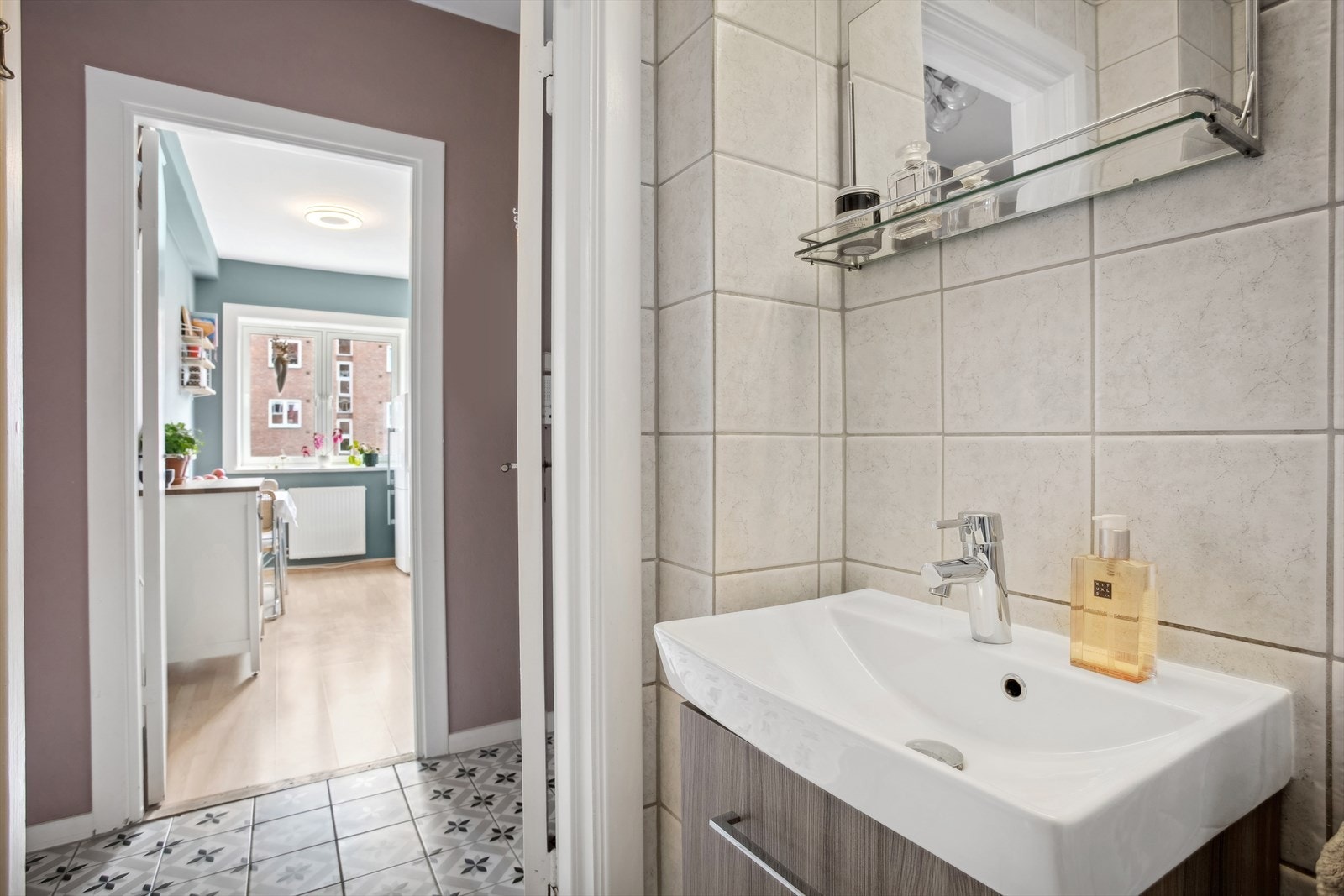 Badet har fliser på gulv og vegger, standard innredning, gulvvarme og dusjhjørne. Galleribilde