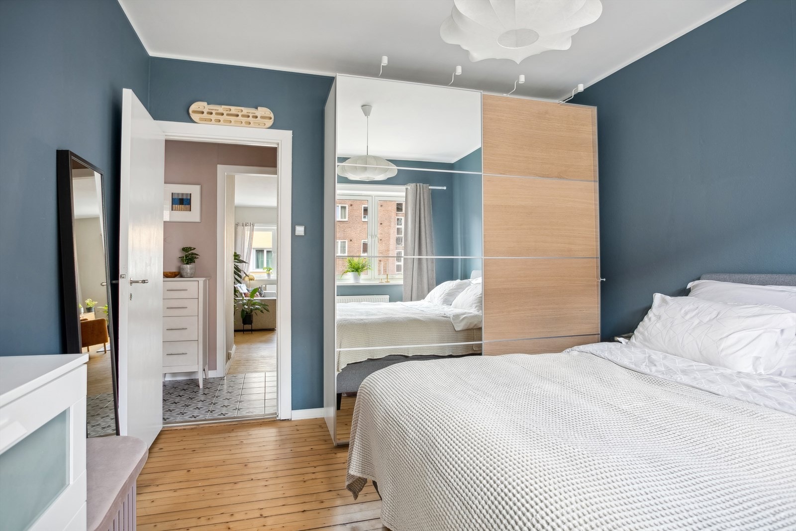 Et stort og velutstyrt garderobeskap medfølger. Det er god plass til ytterligere garderobeskap, skrivebord eller annet du måtte ønske for å utvide bruken av rommet. Galleribilde