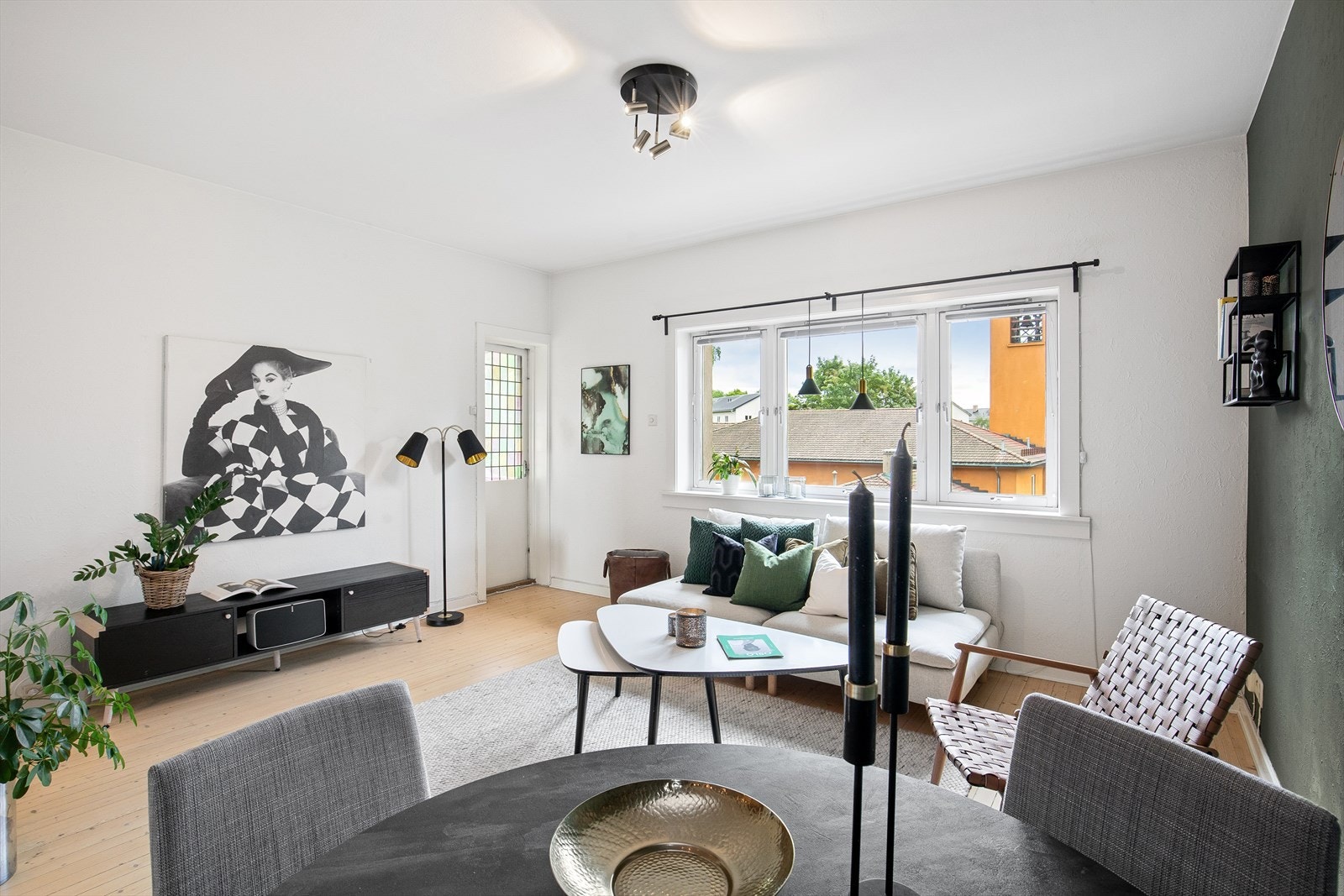 Stuen har god plass for sofagruppe og spisebord - utgang til balkong Galleribilde