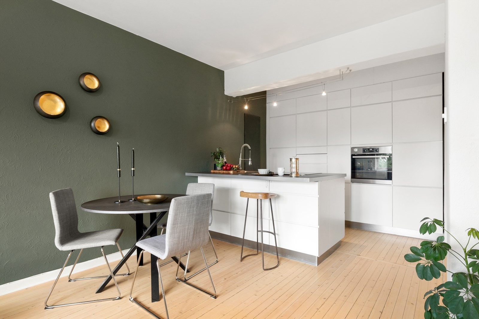 KVIK-kjøkken med integrerte hvitevarer og praktisk kjøkkenøy Galleribilde