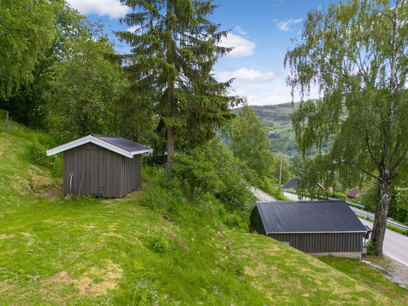 Uthus og garasje Galleribilde