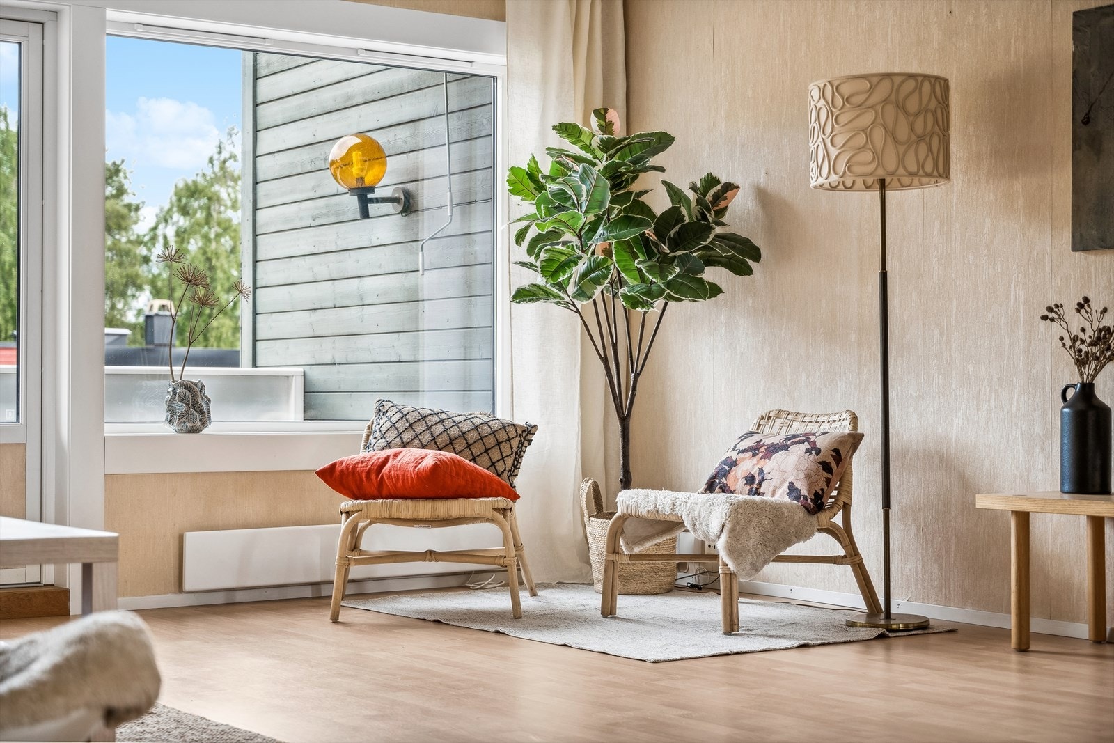 Stuen har store vindusflater som slipper rikelig med naturlig lys inn i rommet. Galleribilde
