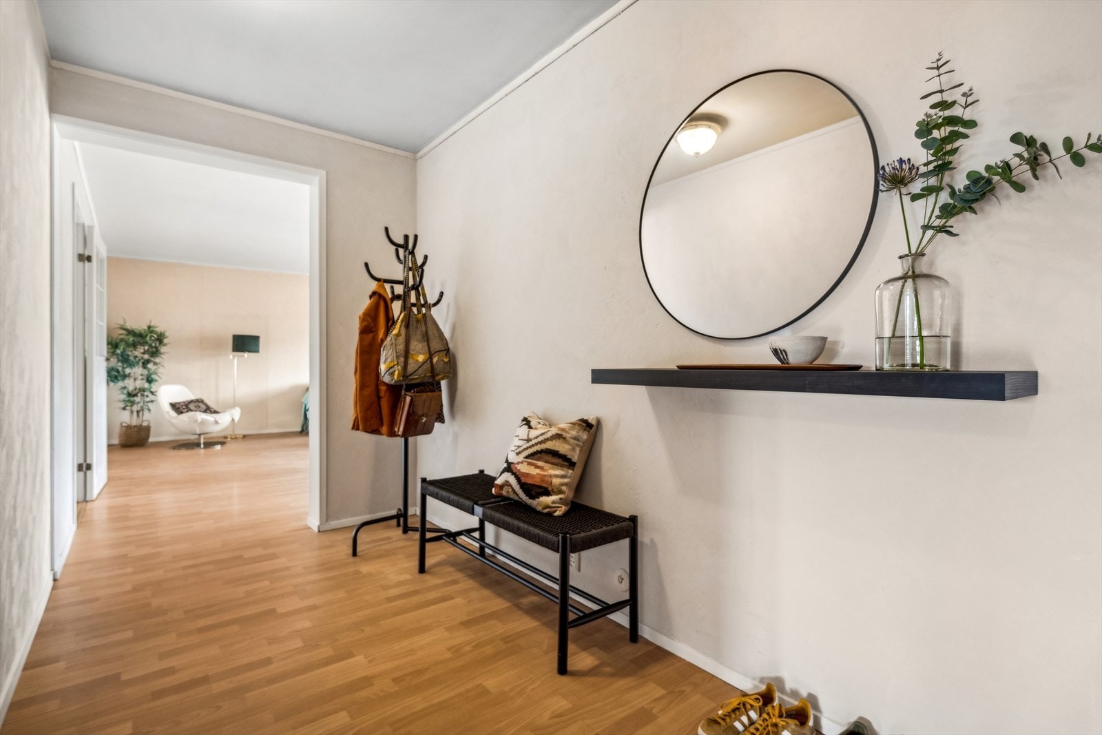 Boligen har en meget romslig entré, med god plass til oppbevaring av sko- og yttertøy. Her har du god plass til å montere opp en skyvedørsgarderobe om ønskelig. Galleribilde