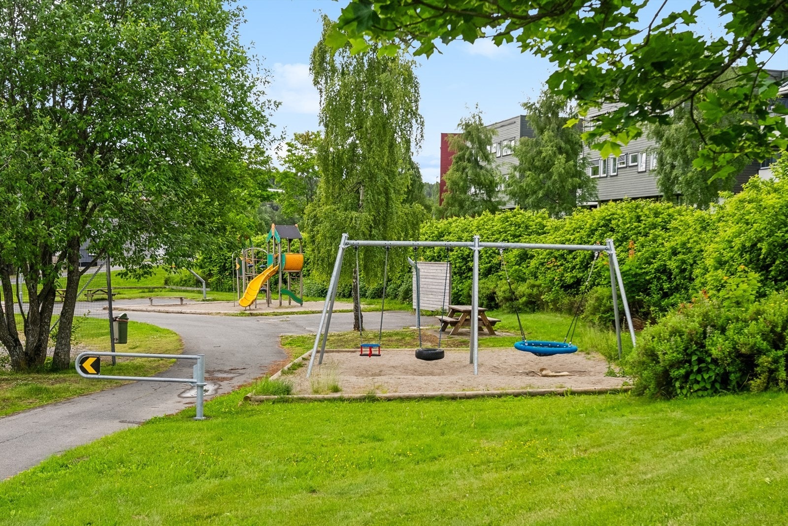 Leiligheten ligger i et rolig og veletablert boligområde i bydel Alna, nordøst for Oslo sentrum. Her vil du bo i fredelige omgivelser tett på vakre Østmarka med uendelige rekreasjonsmuligheter og lekeplasser for de minste. Galleribilde