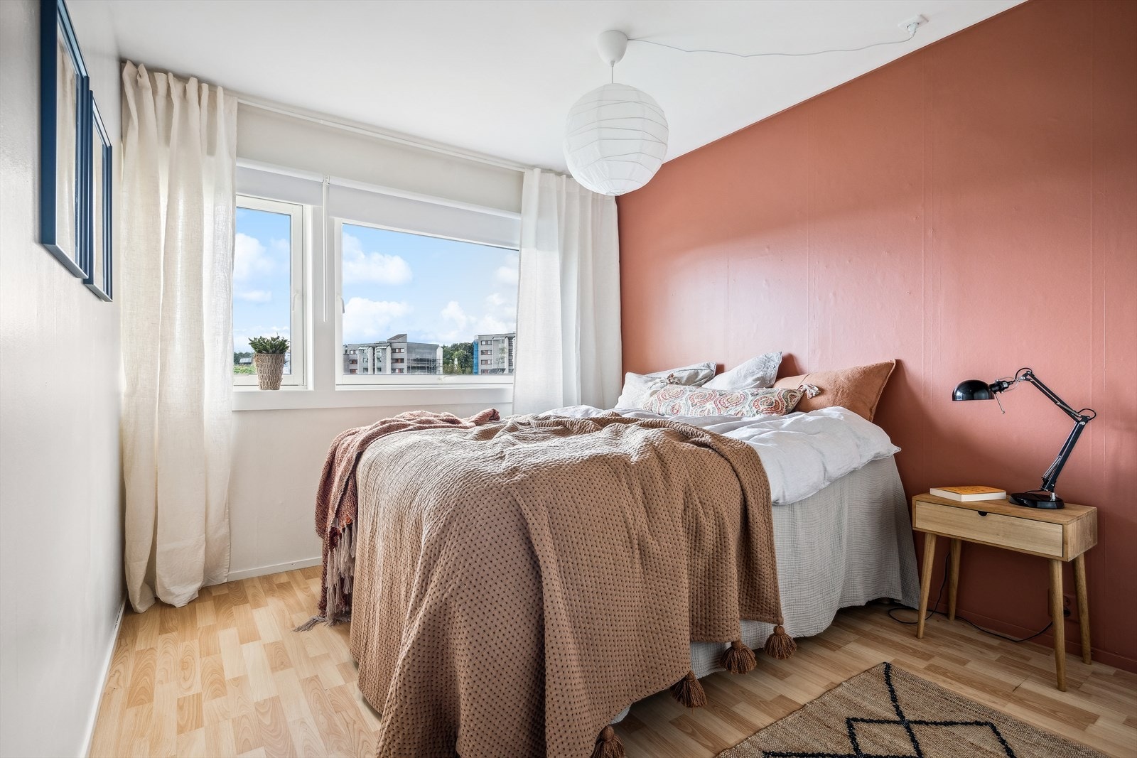 Hovedsoverommet er romslig og har god plass til både en dobbeltseng, nattbord og stort garderobeskap. Galleribilde