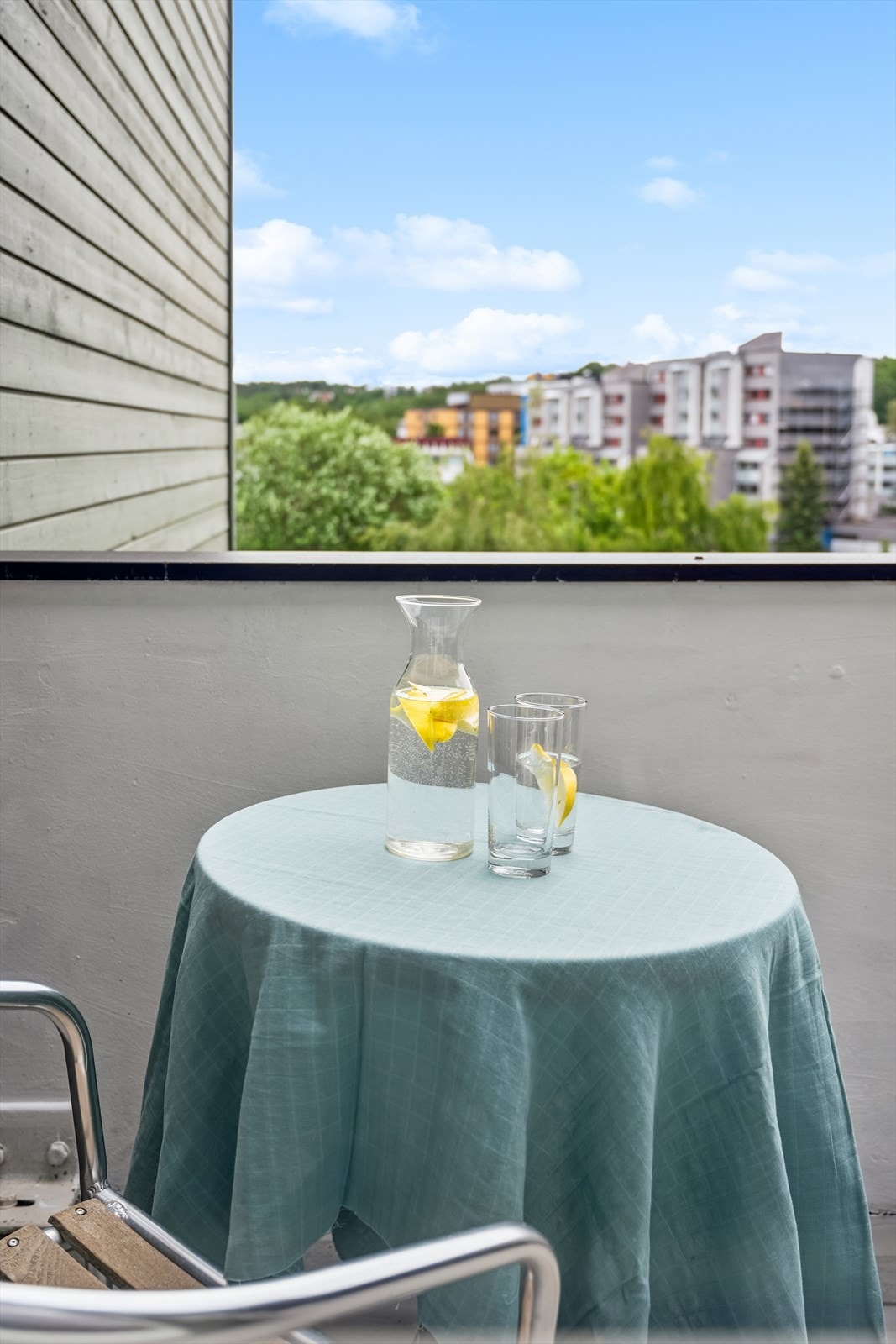 Fra kjøkkenet har du adgang til sydøstvent balkong på ca. 6,3 kvm, samt med tilhørende bod på 2 kvm. Her kommer morgensolen inn slik at kaffen kan nytes i rolige omgivelser. Galleribilde