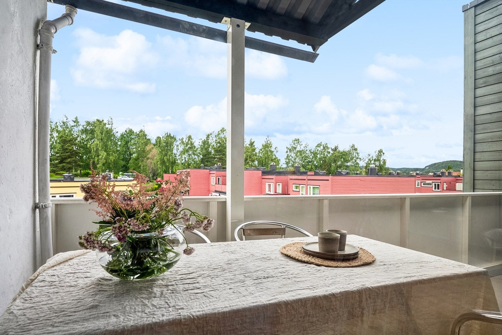 På balkongen er det god plass til å sette utemøblene sine og virkelig nyte de herlige omgivelsene uten innsyn. Galleribilde