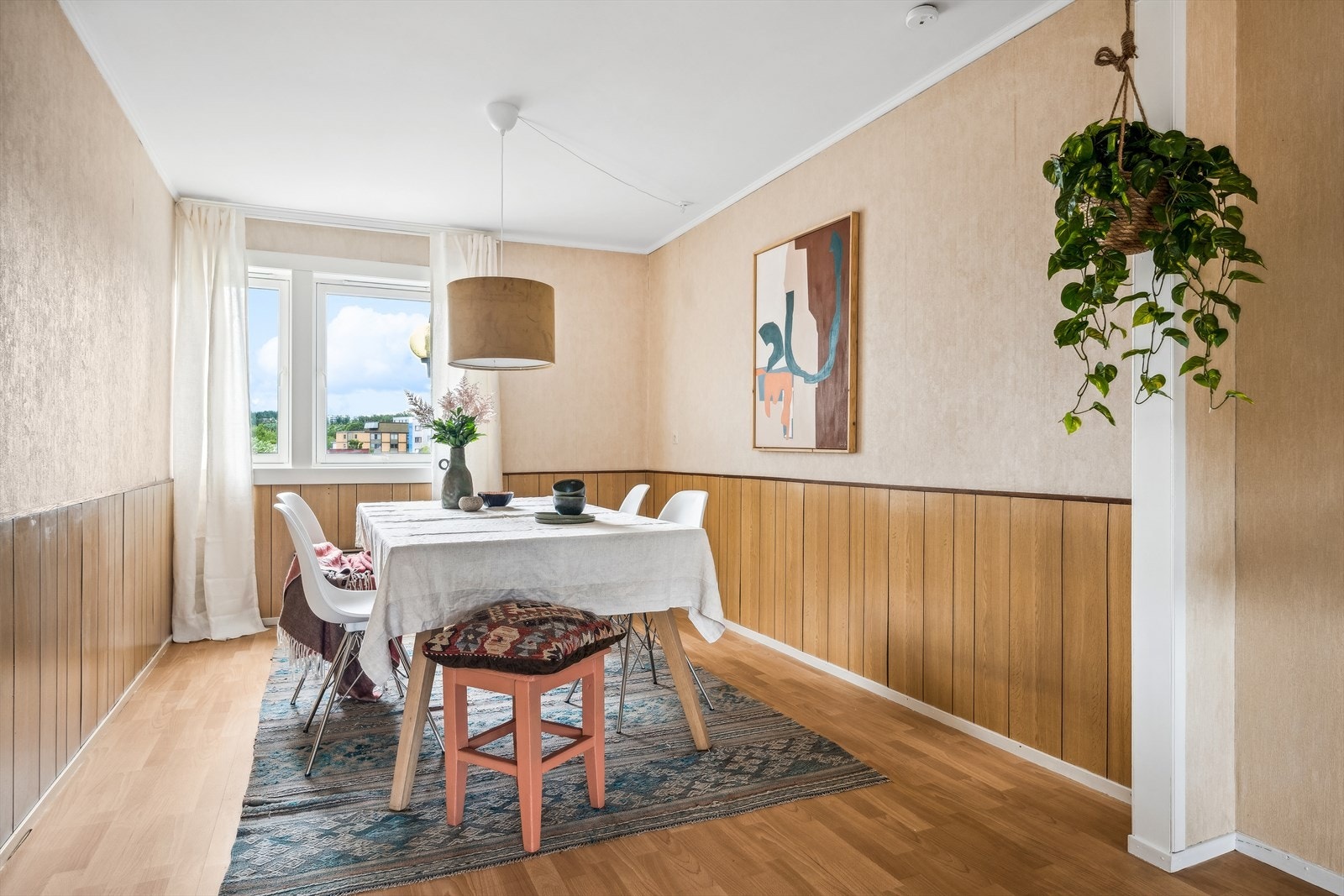 Stuen kan enkelt deles inn i to soner, til spise- og sofasone. Her er det også mulighet til å innrede rommet til et soverom ved å montere en vegg. Se alternativ plantegning. Galleribilde