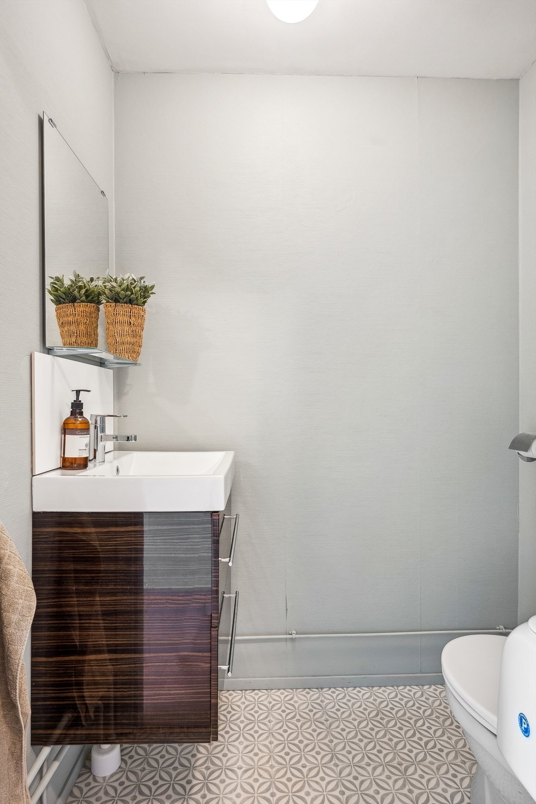Leiligheten har separat WC med nyere gulvbelegg. Rommet er innredet med servantskap med ett greps blandebatteri, veggspeil, glasshylle og gulvstående toalett. Galleribilde