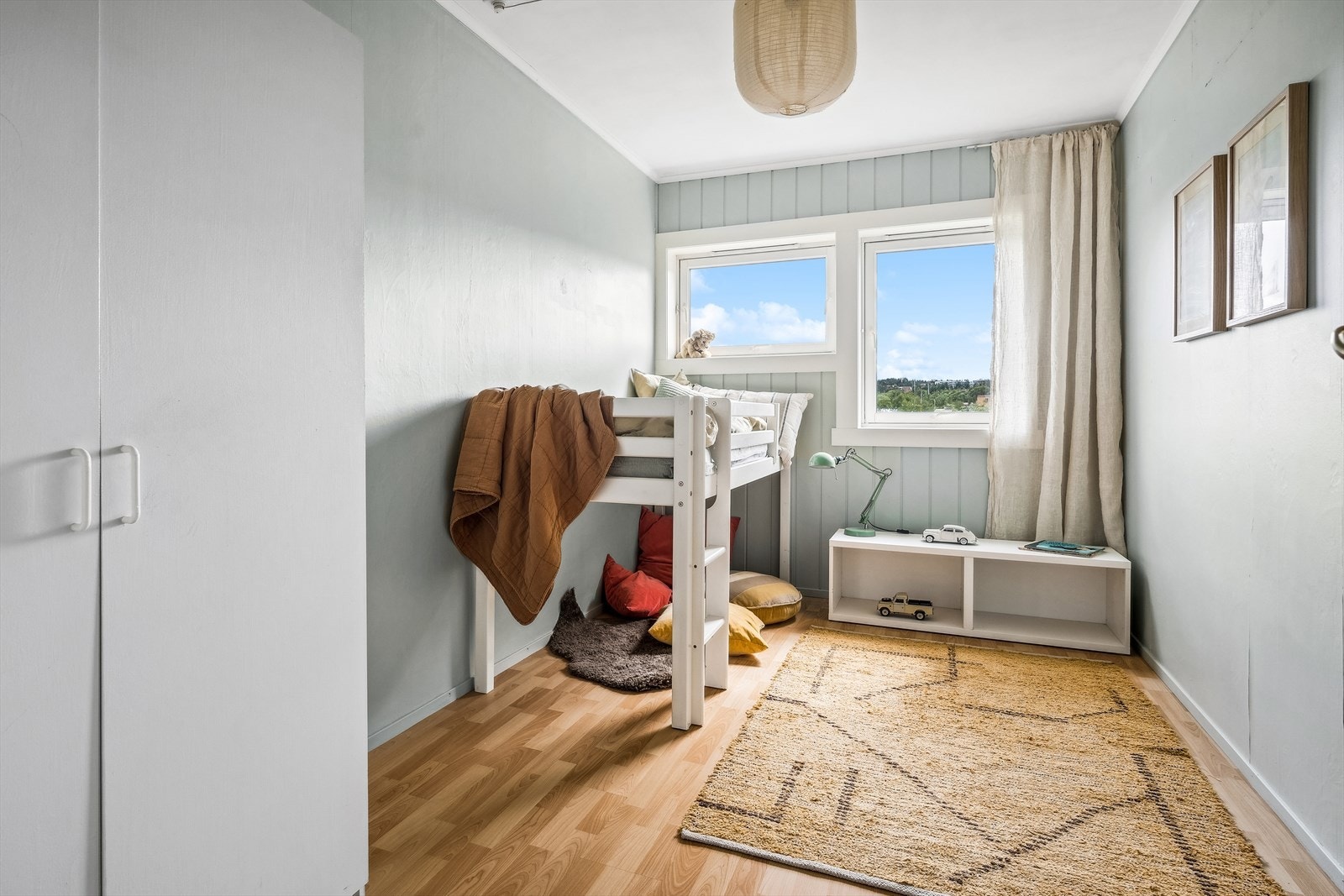 Soverom ll er av god størrelse med god plass til seng, nattbord og tilhørende møblement. Galleribilde