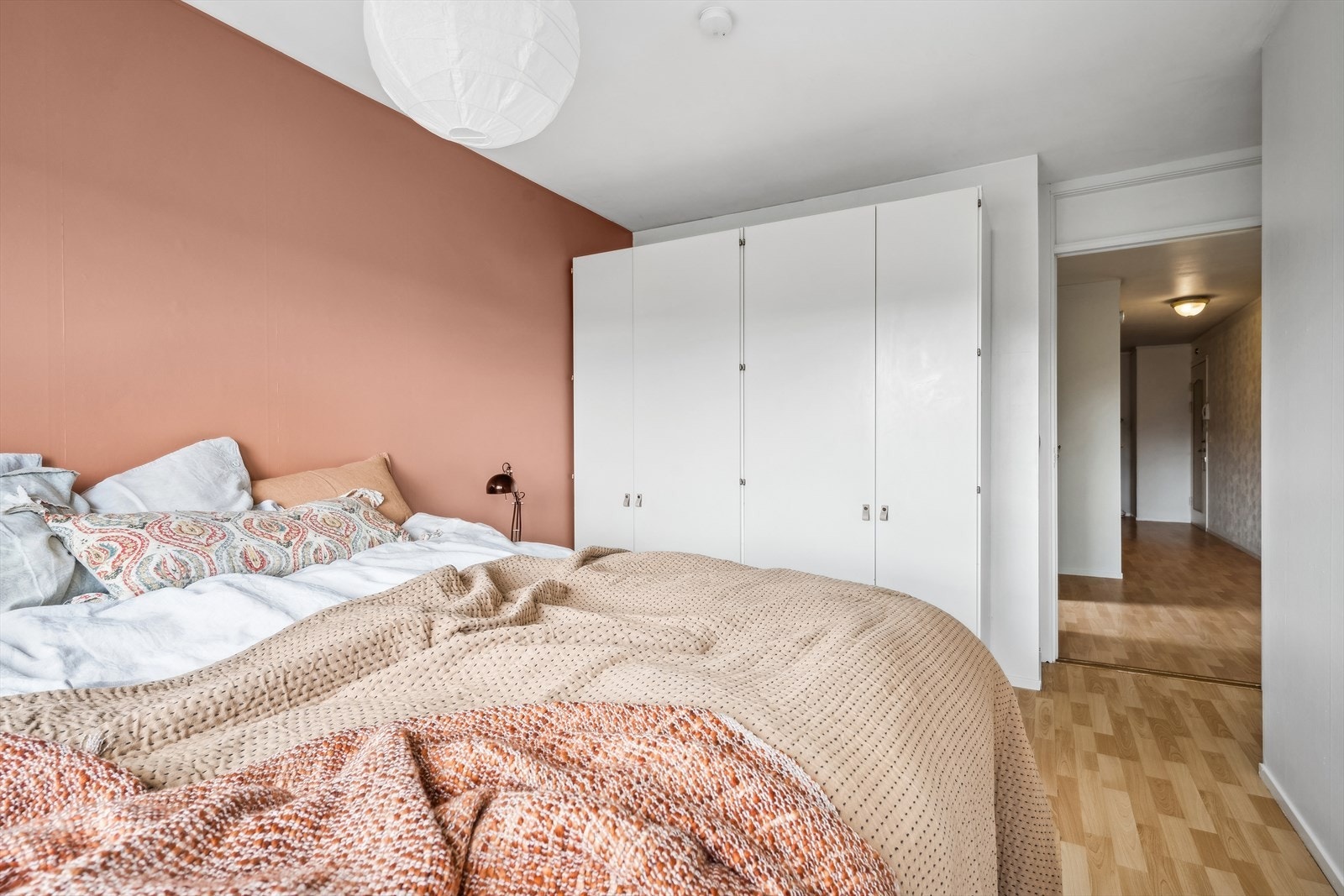 Den praktiske garderoben optimaliserer lagringsplassen på dette rommet. Galleribilde