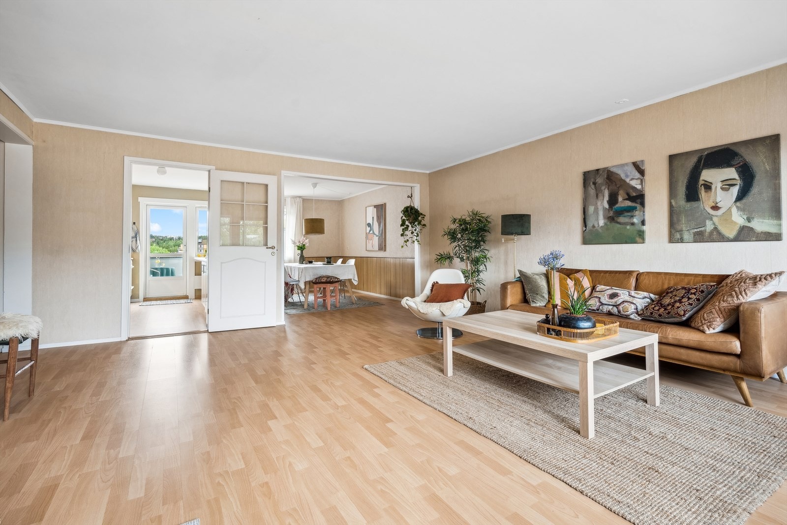 Stuen er lett å møblere og har god plass til spisestue, mediabenk og sofagruppe. Galleribilde