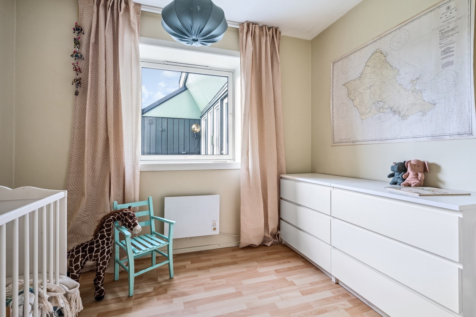 Soverom 3 har også god plass til seng og annet soveromsmøblement. Galleribilde