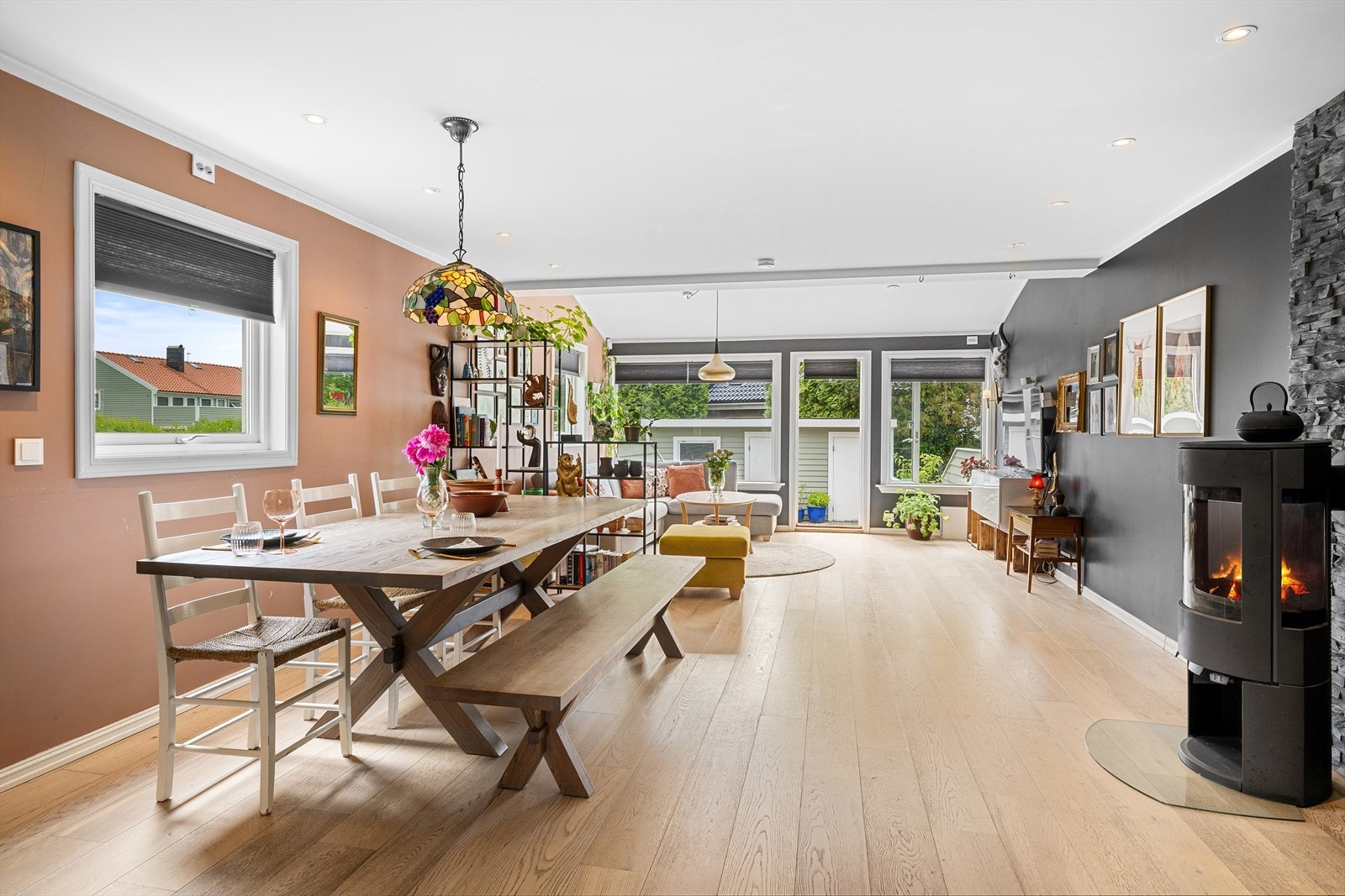 Stuen har en peis som skaper en lun atmosfære, perfekt for ekstra hygge på kalde dager. Galleribilde