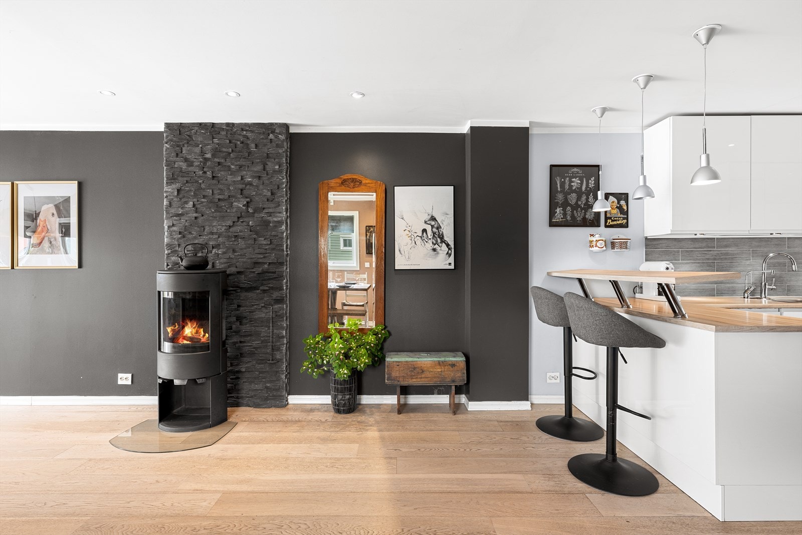 Kjøkkenet er flott og tidløst med slett hvit innredning og laminert benkeplate. Galleribilde