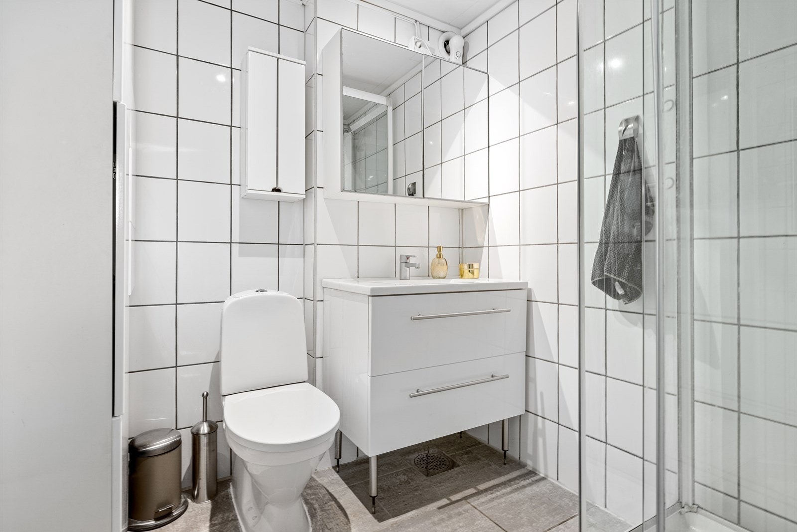 Badet er delikat innredet med flislagte overflater. Galleribilde