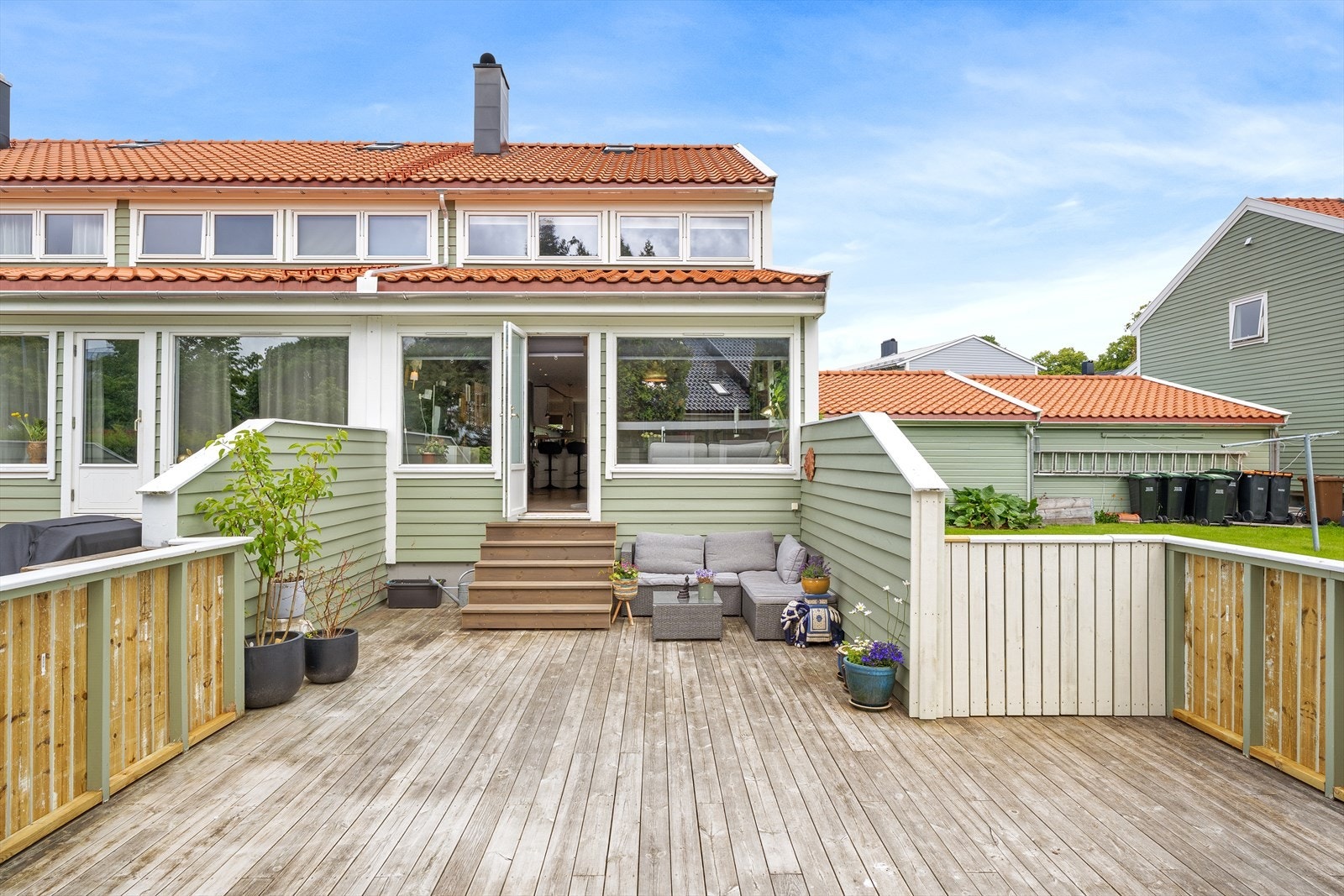 Fra stuen kommer man ut til en stor terrasse på hele 53 kvm hvor man kan nyte solfylte dager. Galleribilde