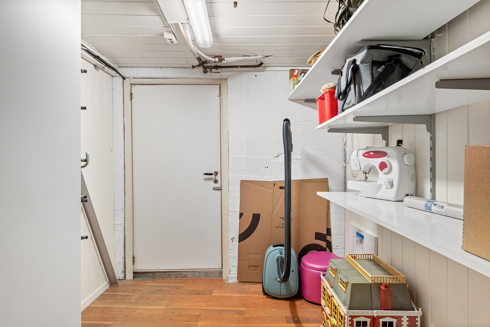 Romslig bod. Galleribilde