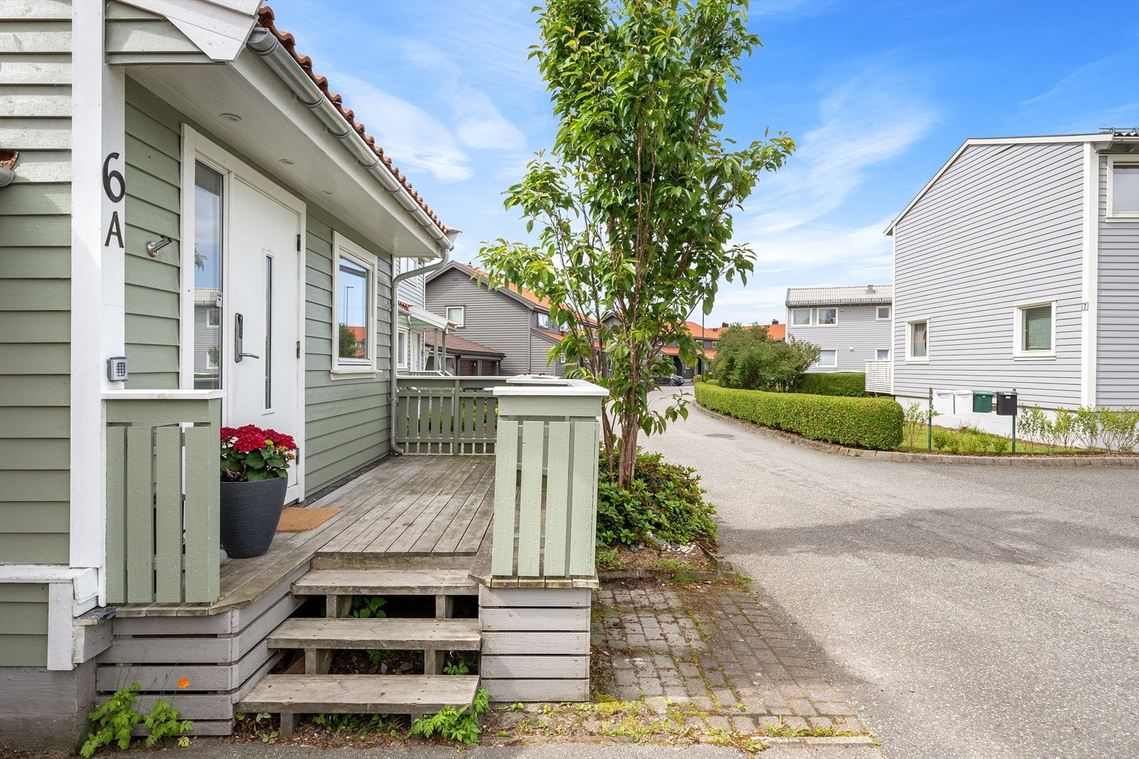Boligen ligger perfekt plassert med kort vei til Stavanger sentrum, hvor du kan nyte byens rike kulturtilbud, shoppingmuligheter og restauranter. Samtidig gir enkel adkomst til motorveien deg rask forbindelse til resten av regionen. Galleribilde