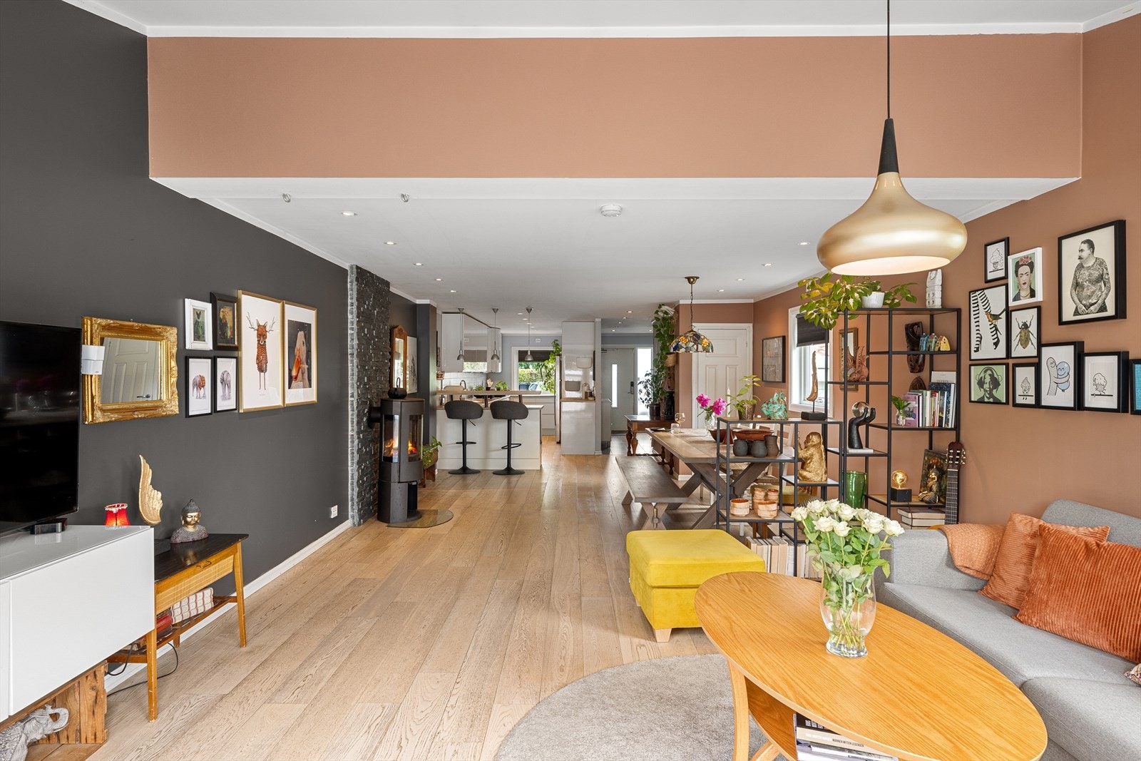 Her finner du en hyggelig åpen stue og kjøkkenløsning, perfekt for samvær og hygge. Galleribilde