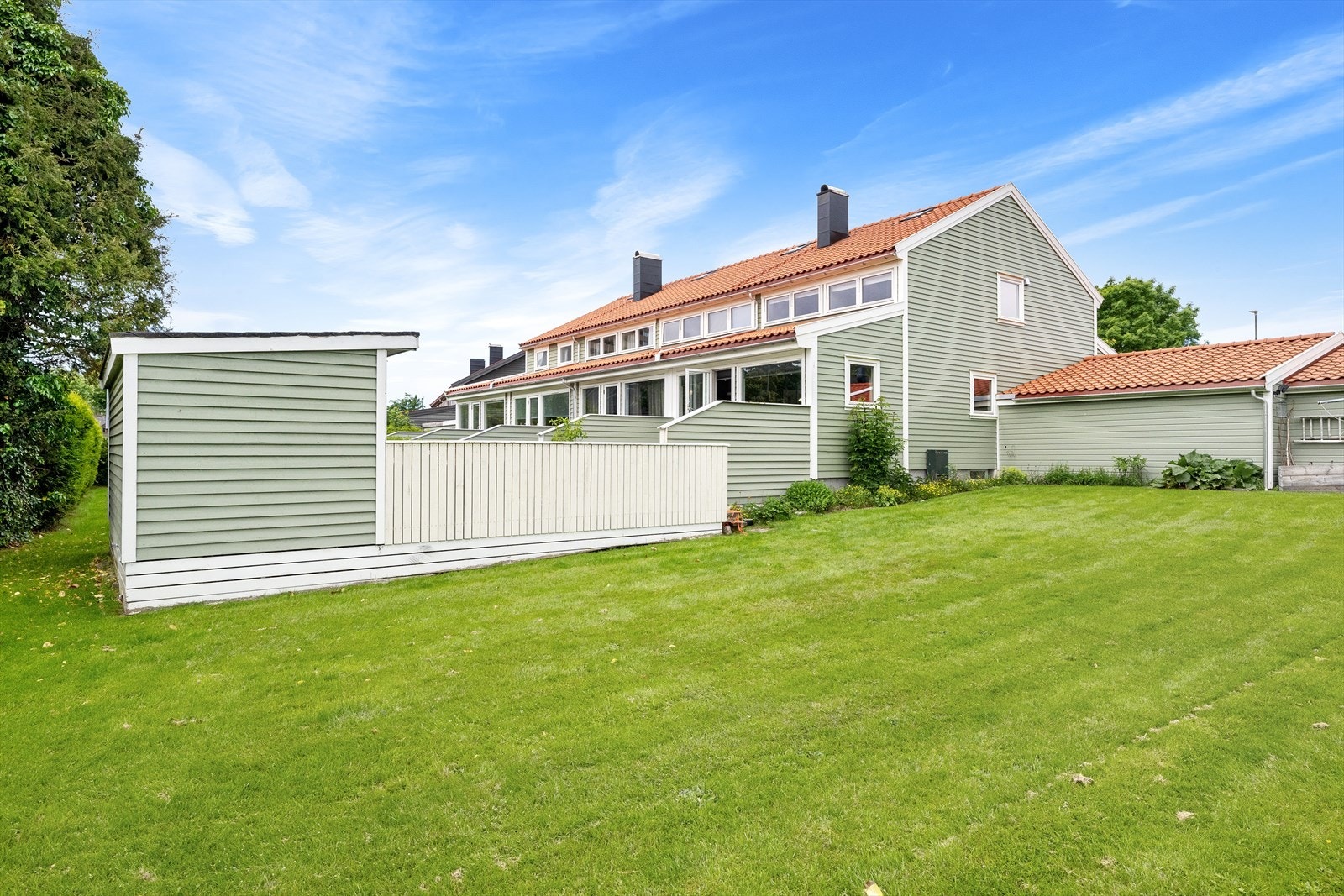 Fra terrassen har man direkte adgang til herlig felles hage. Borettslaget har også lekeplass på området, perfekt for barnefamilier. Galleribilde