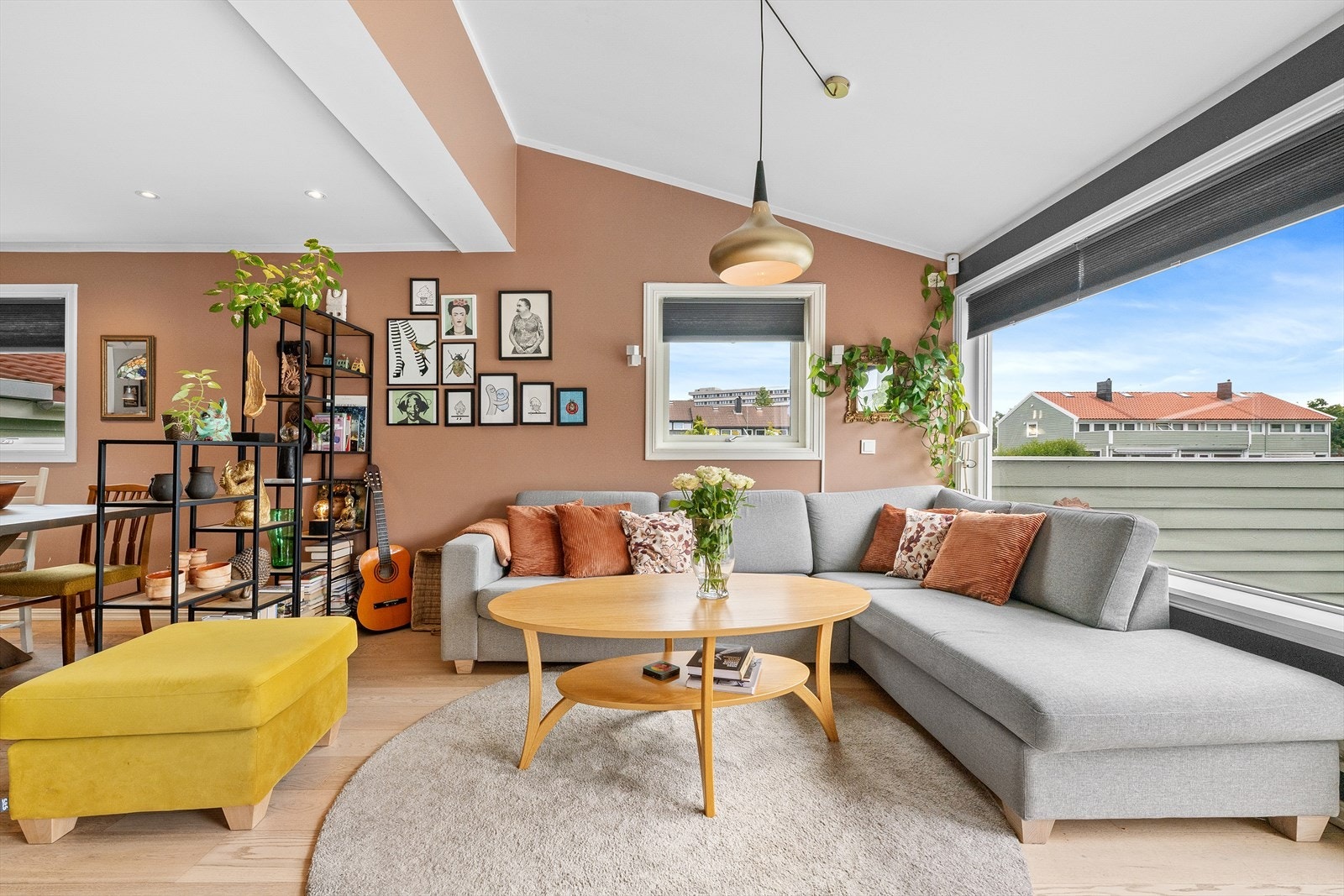 Store vindusflater slipper inn rikelig med naturlig lys, noe som understreker boligens kvalitet som en endebolig med ekstra lysinnfall. Galleribilde