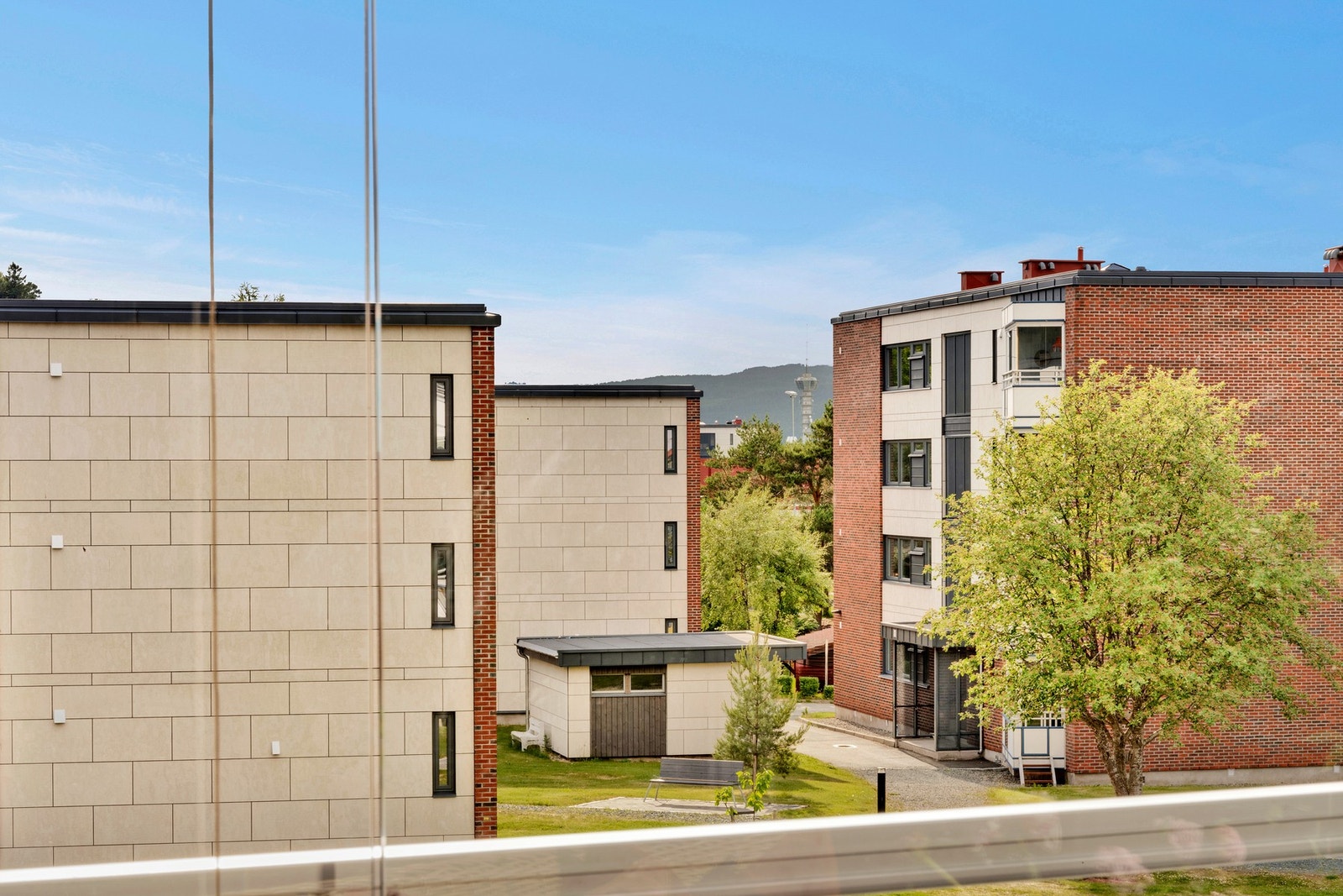 Det er også verdt å nevne at
balkongen er innglasset og at når solen steker kan man åpne helt opp ved å skyve glassene til siden. Galleribilde