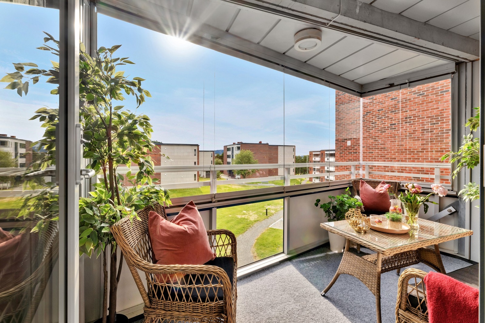 Fra stuen er det utgang til vestvendt balkong med glimrende solforhold fra 13-tiden til sen kveld på sommerstid. Galleribilde